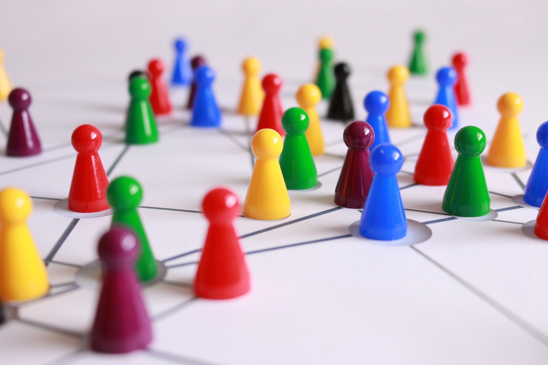 Verbundene Spielfiguren als Symbol für Menschen, Standorte und vernetzte Praxis-IT